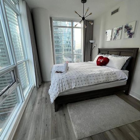 Prestigious 2-Bdrm Condo - Across From Scotiabank Arena Toronto Eksteriør billede