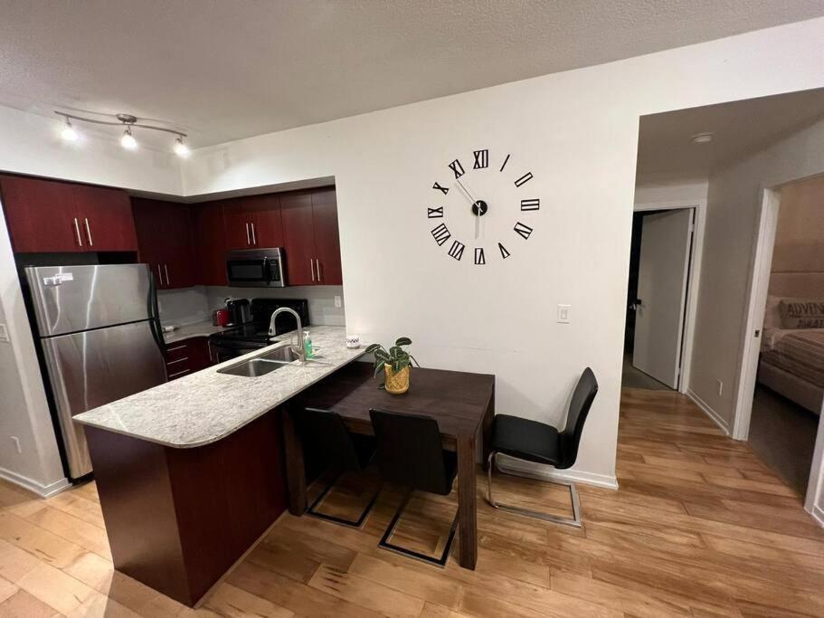 Prestigious 2-Bdrm Condo - Across From Scotiabank Arena Toronto Eksteriør billede