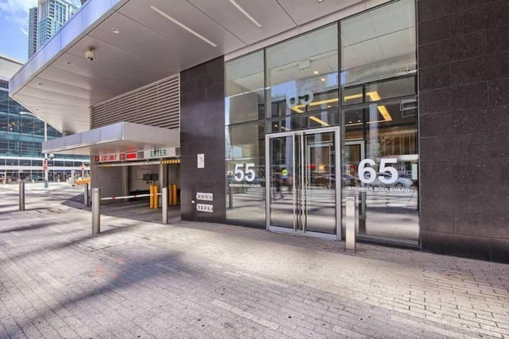 Prestigious 2-Bdrm Condo - Across From Scotiabank Arena Toronto Eksteriør billede