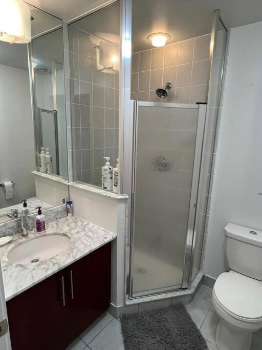 Prestigious 2-Bdrm Condo - Across From Scotiabank Arena Toronto Eksteriør billede
