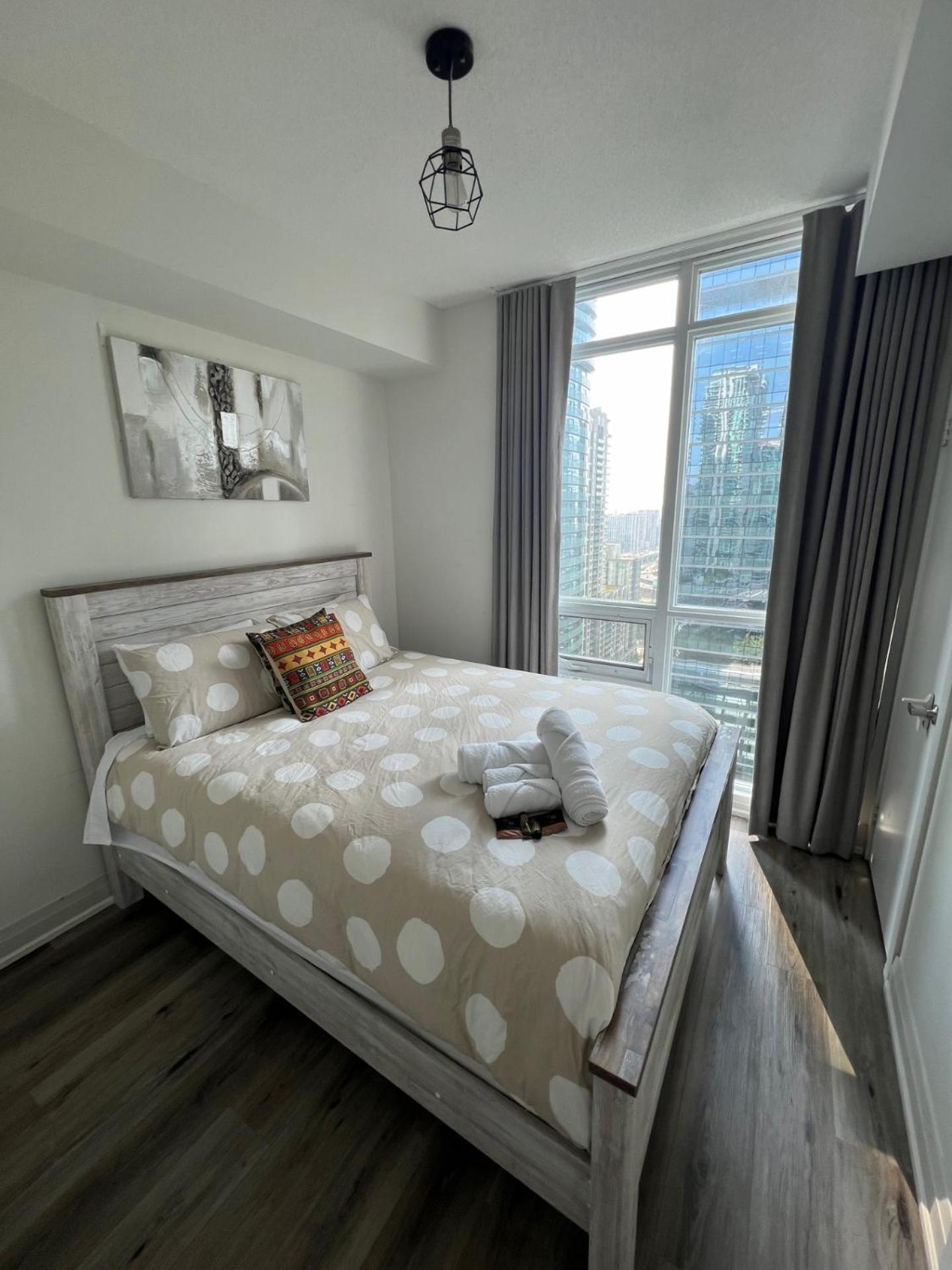 Prestigious 2-Bdrm Condo - Across From Scotiabank Arena Toronto Eksteriør billede