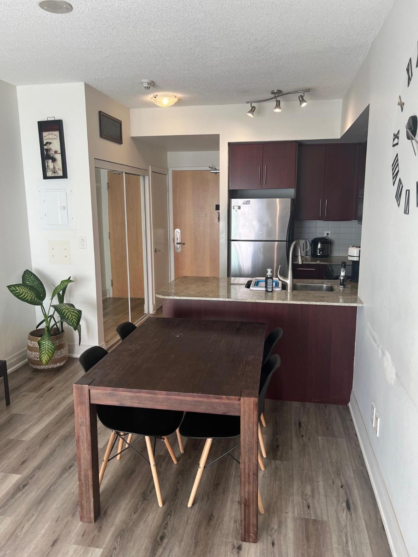 Prestigious 2-Bdrm Condo - Across From Scotiabank Arena Toronto Eksteriør billede